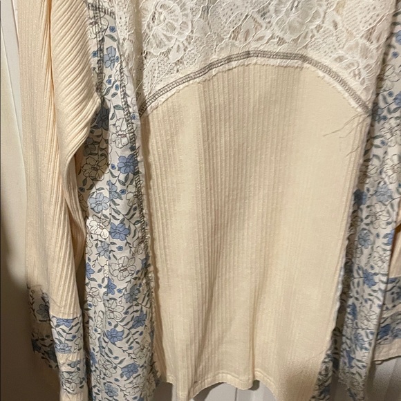 POL Cream and Blue Lace Blouse - Picture 12 of 16